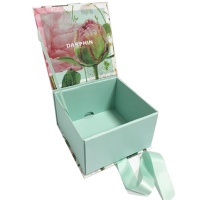 Gift Box, DPH w. green ribbon